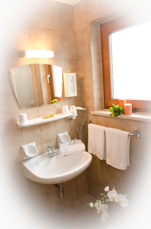 Hotel Felseneck Sankt Leonhard in Passeier Kamer foto